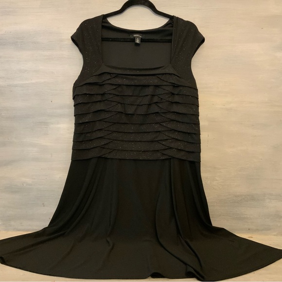 R & M Richards Dresses & Skirts - R&M Richards Little Black Dress Fit and Flare Cap Sleeve Side Zip Good Condition